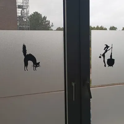 Trang trí cửa sổ Halloween với hình bóng đáng sợ