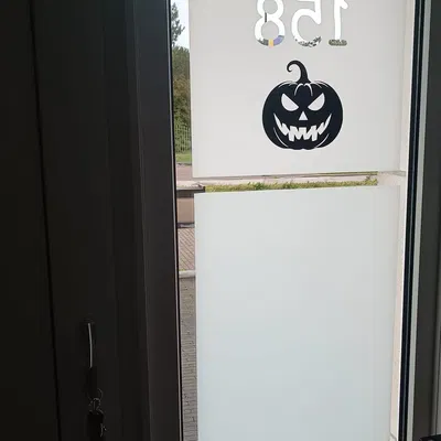 Trang trí cửa sổ Halloween với hình bóng đáng sợ