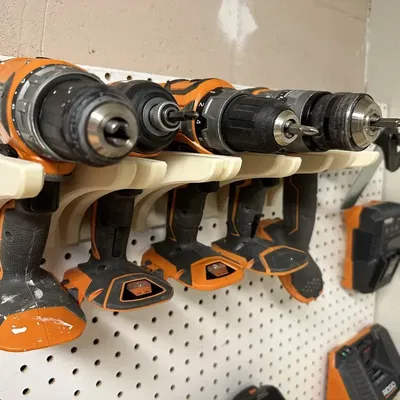 Giá đỡ dụng cụ điện Ridgid trên bảng ghim