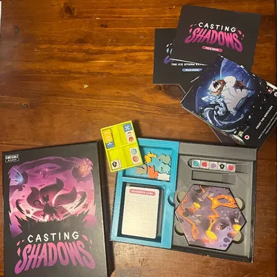 Hộp tổ chức trò chơi Casting Shadows cho 6 người chơi