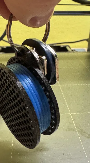 Móc chìa khóa giấu Airtag hình cuộn filament - Image 4