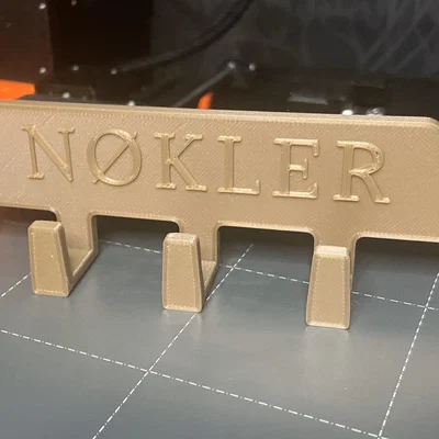 Giá treo chìa khóa với chữ "Nøkler" (Chìa khóa bằng tiếng Na Uy)