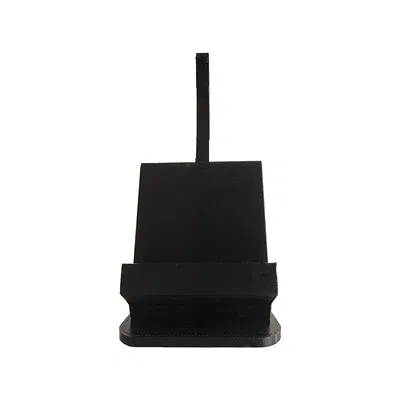 Người đàn ông mang điện thoại trên xe tải mini