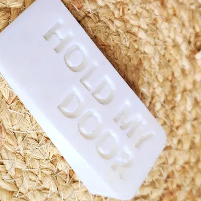 Giá đỡ cửa hình "HOLD MY DOOR" phong cách hiện đại