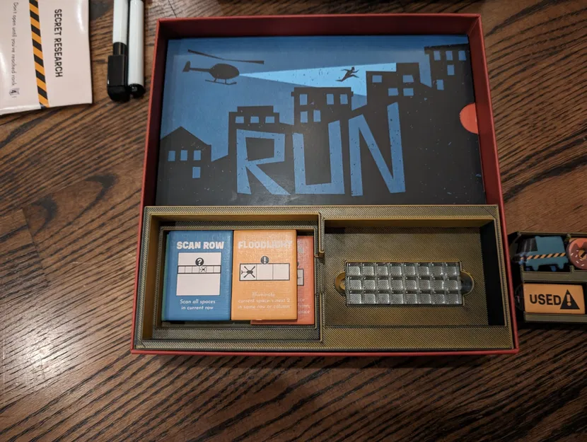 Hộp đựng trò chơi cho board game RUN của Fowers Games - Image 2