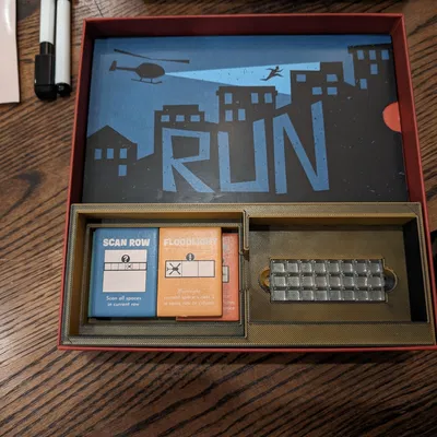 Hộp đựng trò chơi cho board game RUN của Fowers Games