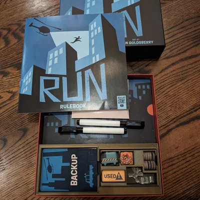 Hộp đựng trò chơi cho board game RUN của Fowers Games