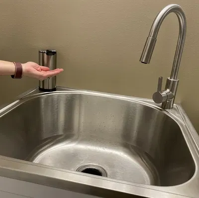 Giá đỡ cho máy phân phối xà phòng lắp qua lỗ chậu giặt