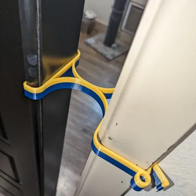 Cái chặn cửa bỏ túi giữ chó ra khỏi phòng giặt