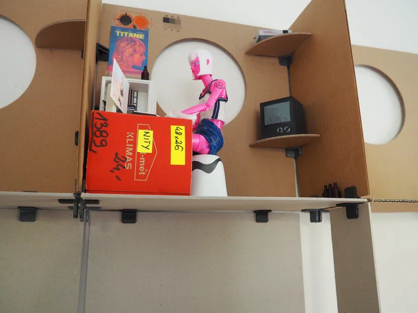 Nhà búp bê bằng bìa cứng mô-đun lấy cảm hứng từ Nakagin - Image 3