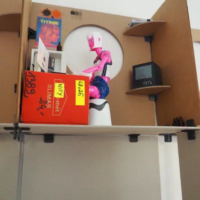 Nhà búp bê bằng bìa cứng mô-đun lấy cảm hứng từ Nakagin