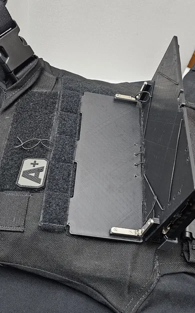 Giá đỡ điện thoại gắn Molle với bản lề 90 độ - Image 1