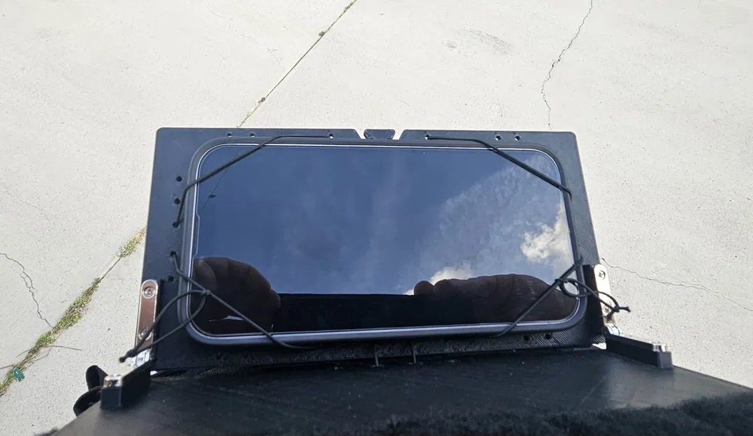 Giá đỡ điện thoại gắn Molle với bản lề 90 độ - Image 4