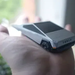 Giá đỡ cửa Tesla Cybertruck với kính nguyên vẹn và kính vỡ