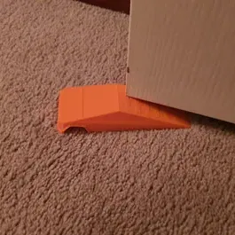 Giá đỡ cửa Tesla Cybertruck với kính nguyên vẹn và kính vỡ