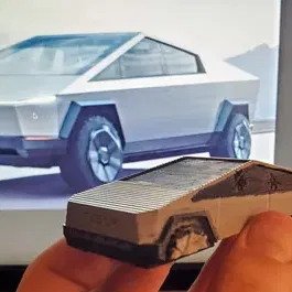 Giá đỡ cửa Tesla Cybertruck với kính nguyên vẹn và kính vỡ