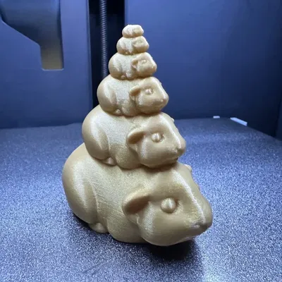 Chồng chuột bạch dễ thương với nhiều chuột nhỏ hơn