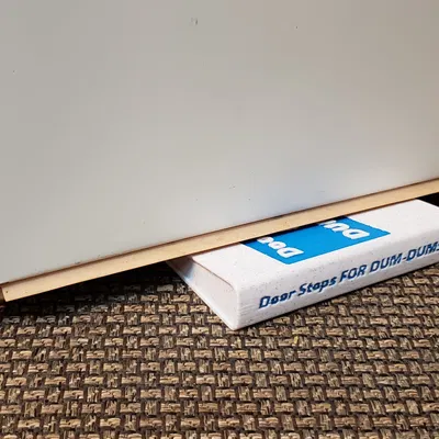 Đế chặn cửa hài hước cho Dum-Dums