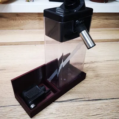 Giá đỡ bình sữa và vòi nước trong nhà bếp