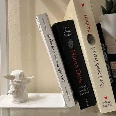 Giá đỡ sách Baby Yoda phong cách Low-Poly