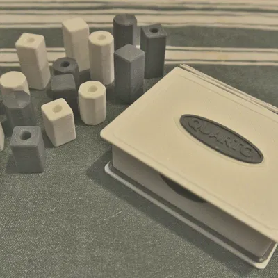 Bộ trò chơi cờ Quarto với hộp và quân cờ in 3D