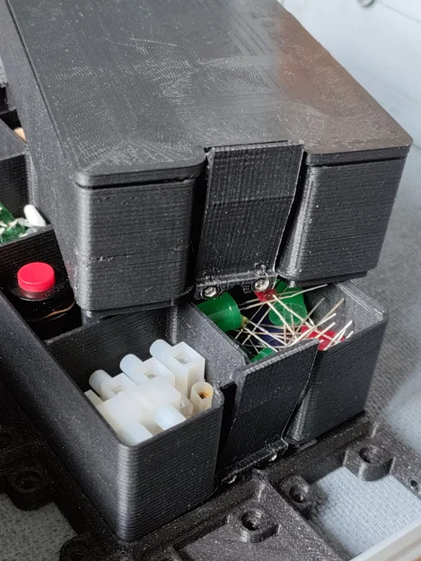 Hộp phân loại Gridfinity 4x2 có khóa và có thể xếp chồng - Image 4