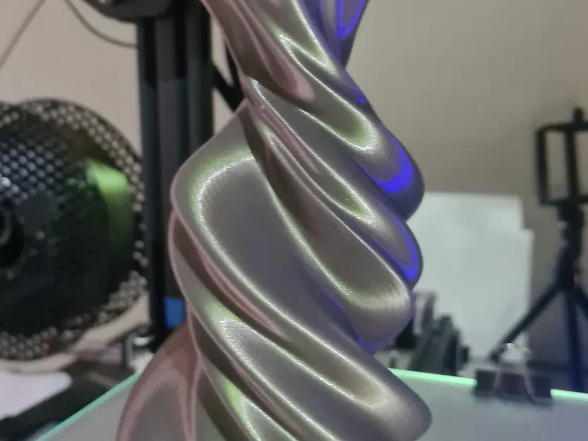 Bình hoa trừu tượng đầu tay làm bằng Blender - Image 2