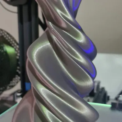 Bình hoa trừu tượng đầu tay làm bằng Blender