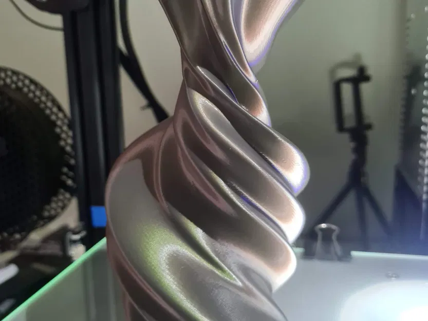 Bình hoa trừu tượng đầu tay làm bằng Blender - Image 3