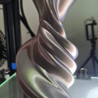 Bình hoa trừu tượng đầu tay làm bằng Blender