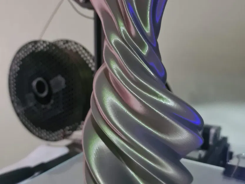 Bình hoa trừu tượng đầu tay làm bằng Blender - Image 4