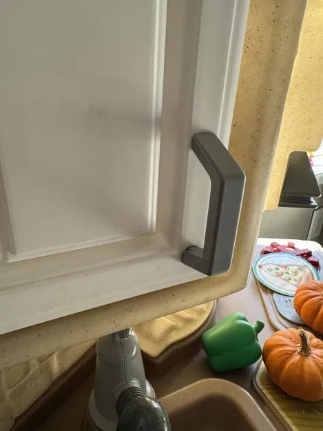 Tay cầm thay thế cho tủ trên bên trái của bếp SUPER CHEF KITCHEN - Image 1