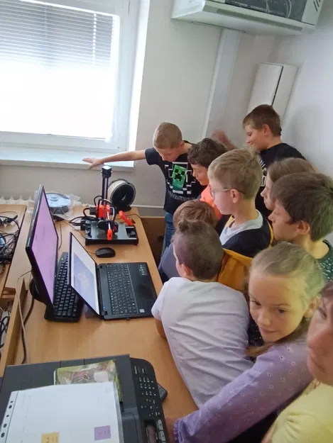 Công thức cấu trúc hợp chất hữu cơ với mô hình 3D - Image 1