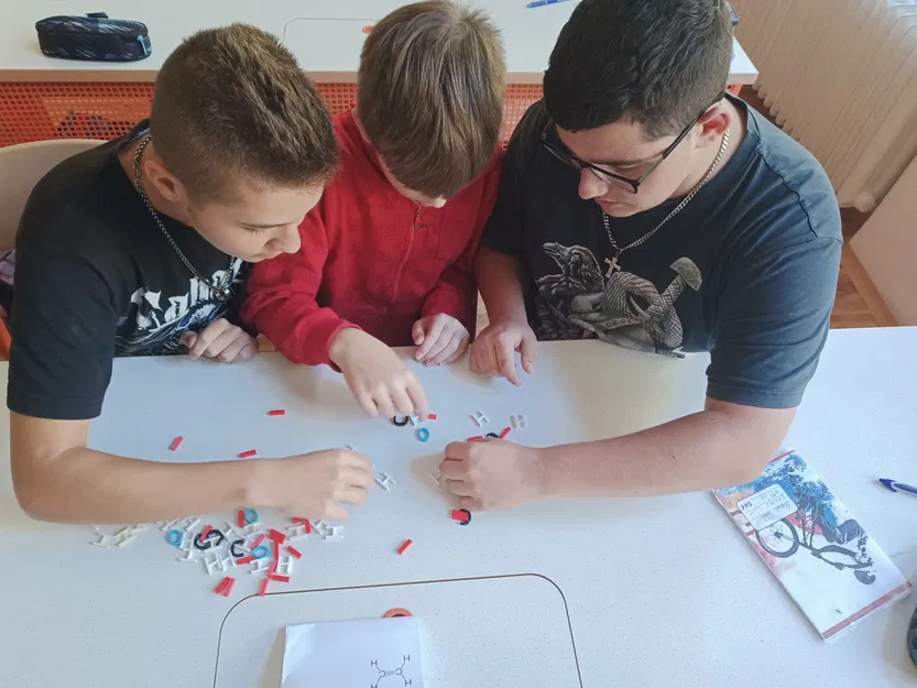 Công thức cấu trúc hợp chất hữu cơ với mô hình 3D - Image 7