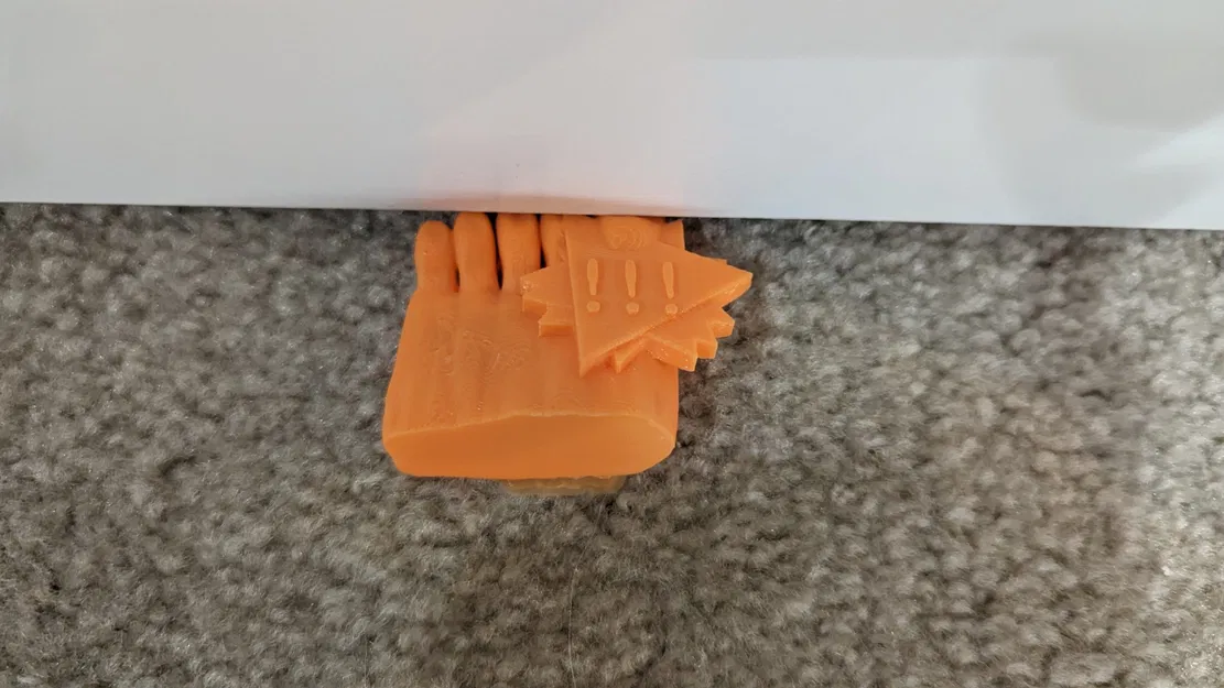 Cái chặn cửa bằng ngón chân - YIKES! - Image 1