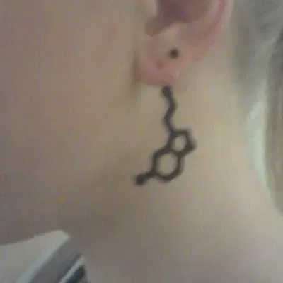 Khuyên tai Dopamine và Serotonine độc đáo