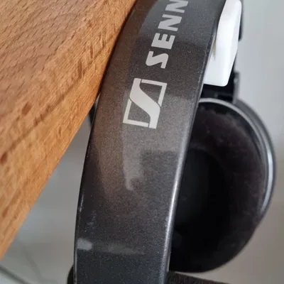 Giá treo tai nghe Sennheiser HD650 gắn dưới bàn