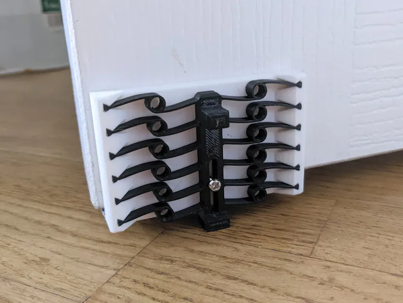 Chân đỡ cửa cơ khí vận hành bằng chân với cơ chế linh hoạt - Image 1