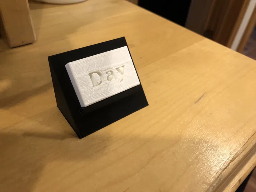 Biển báo lật với chữ "đêm" và "ngày - Image 1