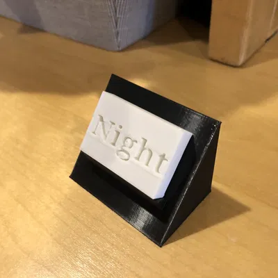 Biển báo lật với chữ "đêm" và "ngày