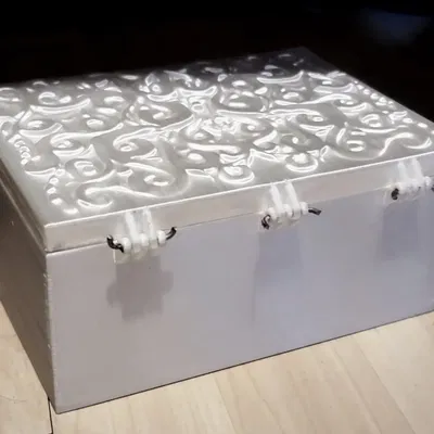 Hộp lưu trữ trang trí với họa tiết filigree tinh xảo