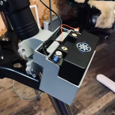 Hộp pin Meade gắn trên chân máy quan sát thiên văn