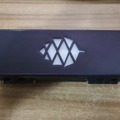 Vỏ bảo vệ Pinecil với logo Pine64 và khay lớn hơn