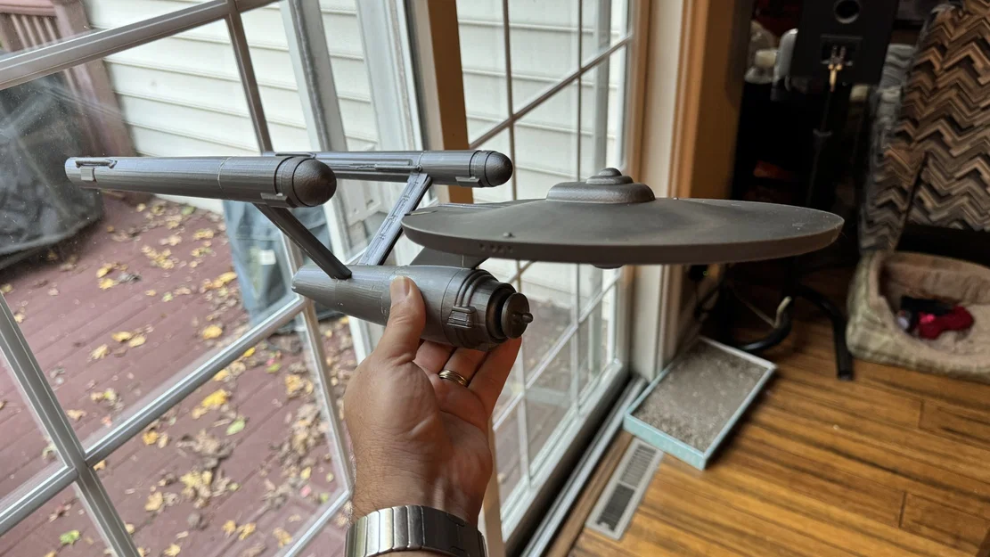 Mô hình NCC-1701 lớn với chốt căn chỉnh và giá treo - Image 1