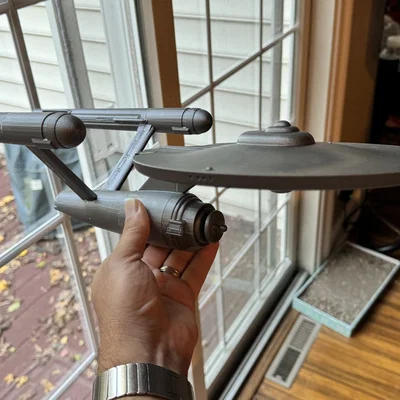 Mô hình NCC-1701 lớn với chốt căn chỉnh và giá treo