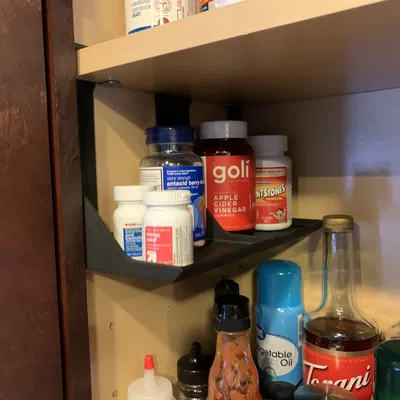 Giá treo tủ bếp cho gia vị và thuốc men