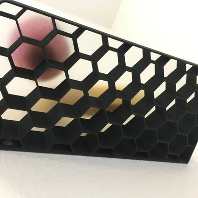 Giá treo tường hình lục giác với phần lấp đầy nổi bật