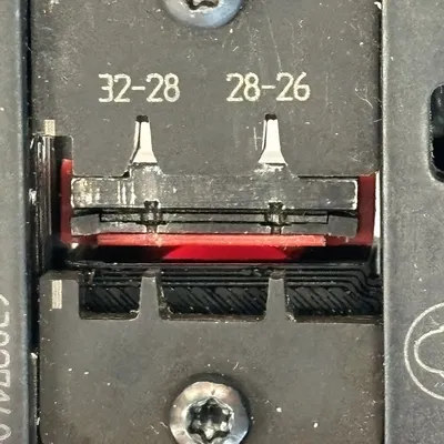 Thay thế bộ định vị cho kìm bấm Molex 63827-1400