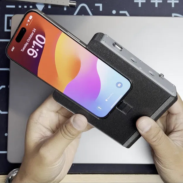 Vỏ bảo vệ iPhone 15 Pro tích hợp USB-C Hub và tay cầm - Image 1