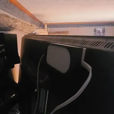 Giá đỡ nguồn điện Wii U gắn phía sau TV